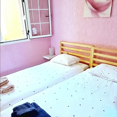 With Swimmingpool, Wifi And Free Parking In *